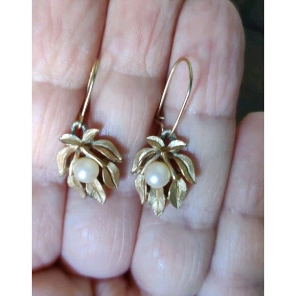 Vtg 1971 Avon Evening Creations Pierced Earrings 1" Pearl Goldtone - Picture 1 of 6